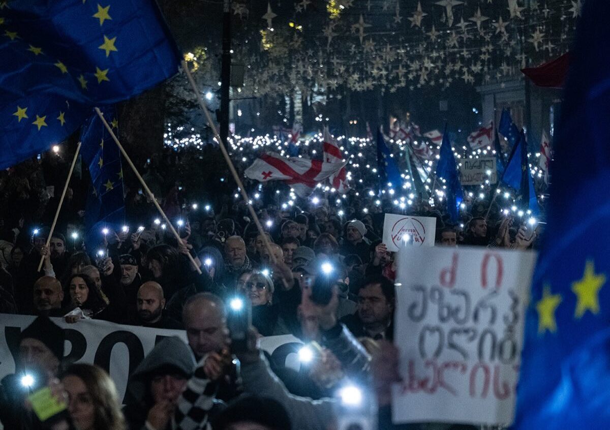 Марш протеста в Тбилиси 28 ноября 2025 года. Фото: Мариам Кавшбая / Publika