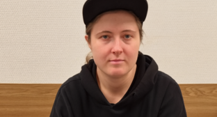 Лена Патяева в суде 27.11.2025. Фото https://t.me/endoflaw/1789