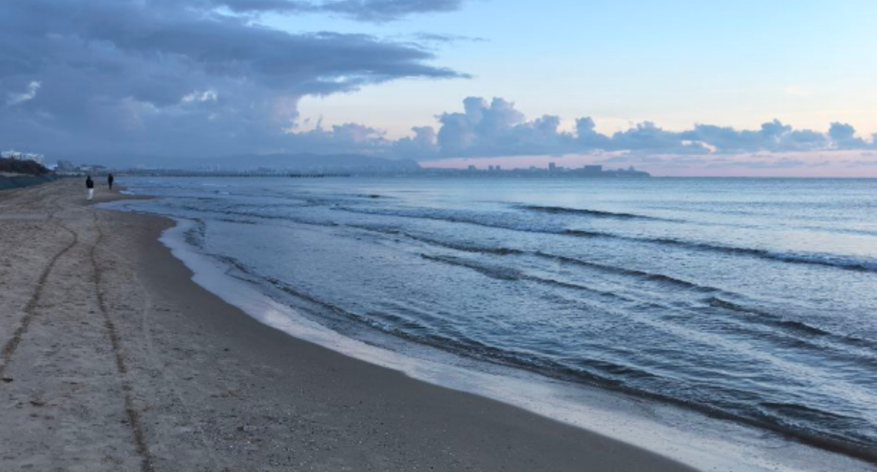 Пляж в Анапе. Скриншот фото Макса Анапского от 03.12.25, https://t.me/maksanapskii/14106