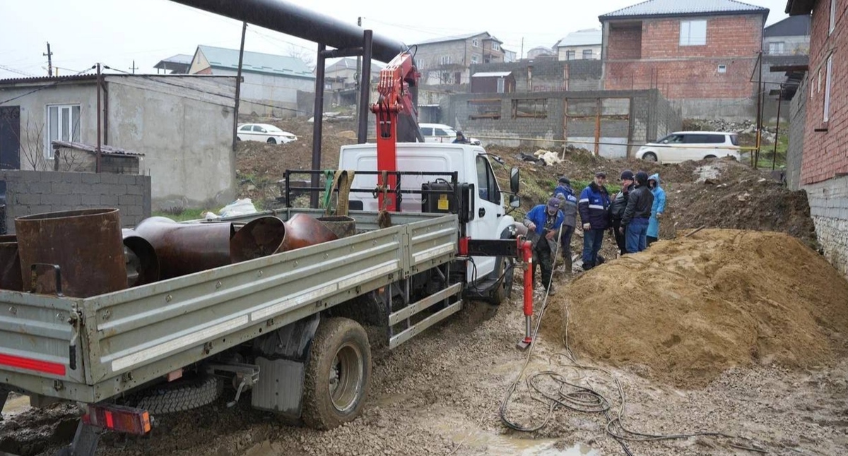 Специалисты на месте аварии. Фото: "Газпром газораспределение Дагестан" https://t.me/gazrd/5419