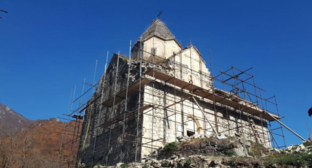 Реставрация монастыря "Трое юношей" ("Ериц Манканц"). Фото предоставлено "Кавказскому узлу" Фаигом Исмаиловым.