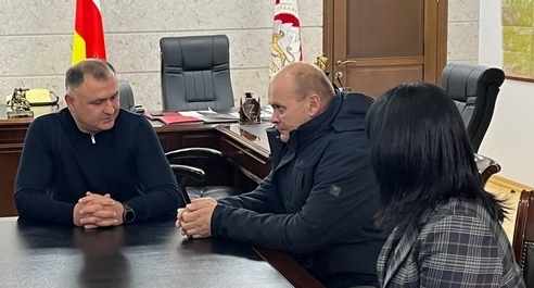 Alan Gagloev, Alan Gatsoev, and Indira Gabolaeva. Photo: Press Service of the President of South Ossetia https://presidentruo.org/vstrecha-s-alanom-gaczoevym/