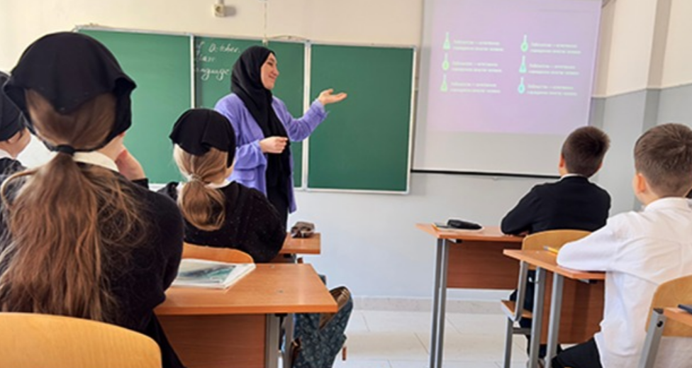 Урок в чеченской школе. Скриншот фото https://chesu.ru/.