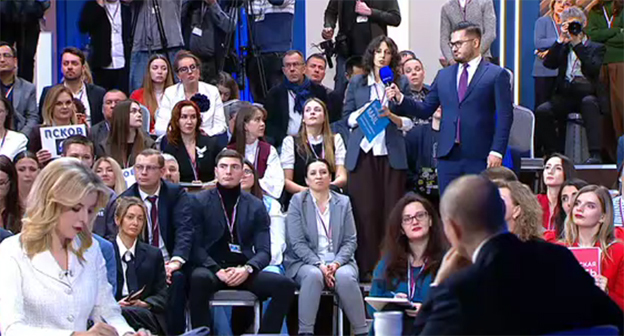 Владимир Путин во время прямой линии с жителями России. Фото: http://kremlin.ru/events/president/news/78815