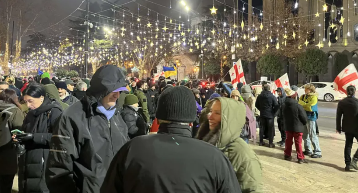 Участники акции протеста у парламента Грузии. Скриншот фото "Интерпрессньюс" от 21.11.25, https://www.interpressnews.ge/ka/article/857899-parlamenttan-saprotesto-akcia-grzeldeba