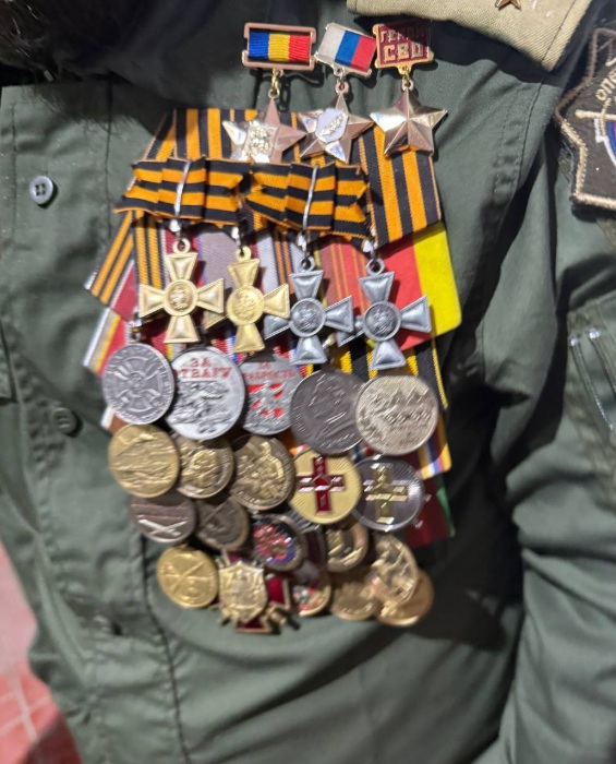 Медали и ордена на груди у одного из встреченных Колотовкиной мужчин на заправке. Фото: https://web.telegram.org/a/#-1001892402754