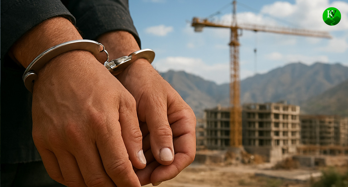 Руки в наручниках на фоне стройки. Иллюстрация создана «Кавказским узлом» с помощью ИИ в программе Copilot