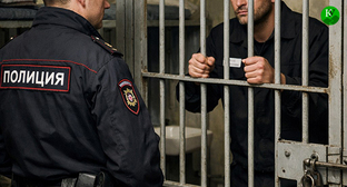 Сотрудник полиции и заключенный. Иллюстрация создана "Кавказским узлом" при помощи ИИ в программе Copilot Сотрудник полиции и заключенный. Иллюстрация создана "Кавказским узлом" при помощи ИИ в программе Copilot