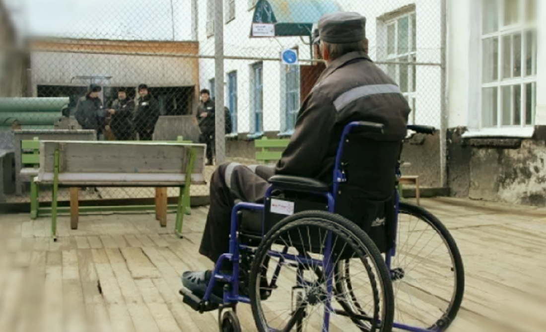 Инвалид в колонии. Скриншот фото RusNord https://rusnord.ru/scandal/61905-invalid-iz-kolonii-v-korjazhme-poluchil-dolgozhdannye-sredstva-reabilitacii.html/