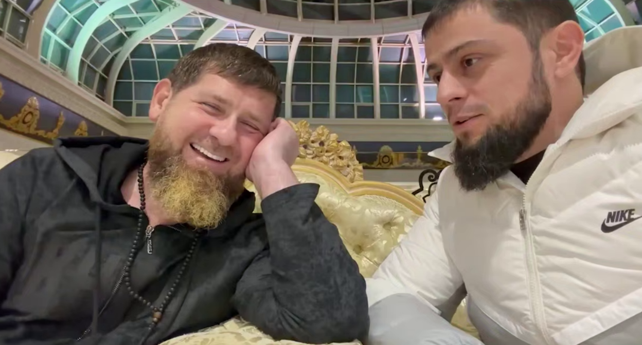 Рамзан Кадыров (слева) и Ахмед Дудаев. Стоп-кадр фото из Telegram=канала Кадырова от 02.01.26, https://t.me/RKadyrov_95/6274.