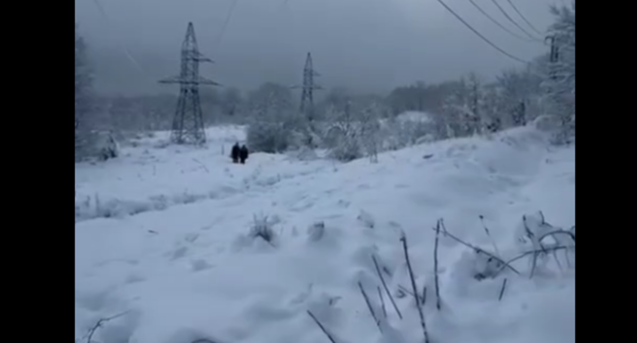 Энергетики в Адыгее пешком добираются до мест обрыва. Стоп-кадр видео из Telegram-канала Мурата Кумпилова от 03.01.26,  https://t.me/muratkumpilov/18092.