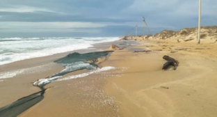 Остатки защитного вала на Бугазской косе. Скриншот фото из Telegram-канала "Сети, сито, лопата" от 03.01.26, https://t.me/setisitolopata/2205.