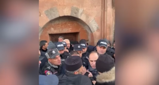 Противостояние у церкви в Талине. Стоп-кадр видео News.Am от 06.01.25, https://news.am/rus/news/923782.html