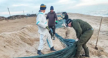Волонтеры убирают сети на Бугазской косе. Скриншот фото штаба "Сети, сито, лопата" от 6.1.26, https://t.me/setisitolopata/2247.