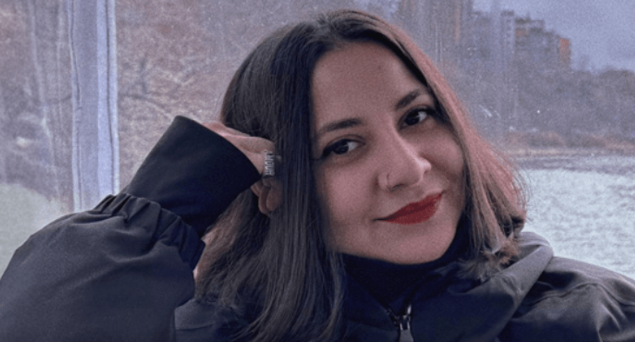 Ульвия Али. Скриншот фото Meydan TV от 10.05.25, https://www.meydan.tv/az/article/aytac-tapdiq-ulviyyə-elinin-basinda-siddətli-agrilari-var/