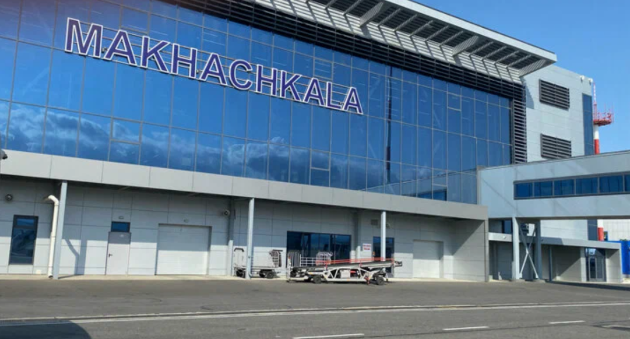 Аэропорт Махачкалы. Скриншот фото с сервиса "Яндекс.Карты", https://yandex.ru/maps/org/mezhdunarodny_aeroport_makhachkala/1116953386/?ll=47.652918%2C42.816739&z=14