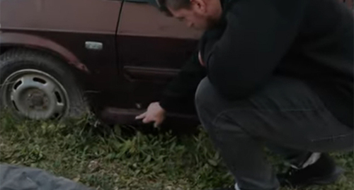 Следы от пуль на автомобиле. Скриншот видео Команда против пыток https://www.youtube.com/watch?v=weDrPAvqP9Y