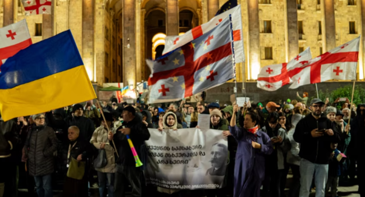 Сторонники евроинтеграции на акции протеста в Тбилиси в 414-й день протестов. Фото: TvPirveli / https://tvpirveli.ge/ka/siaxleebi/politika/119259-tsikhit-muqara-trotuarze-dgomis-gamo-tsesrigis-datsva-tu-samartlebrivi-absu