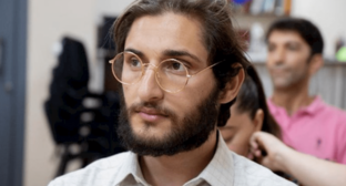 Нурлан Гахраманлы. Фото https://www.yeniavaz.com/az/news/222220/evden-aparanda-da-prokurorluqda-olanda-da-doyduler-nurlan-libre