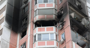 Поврежденный при атаке беспилотников дом в Левенцовском микрорайоне. Скриншот фото из Telegram-канала Юрия Слюсаря от 14.01.26, https://t.me/Yuri_Slusar/4518.