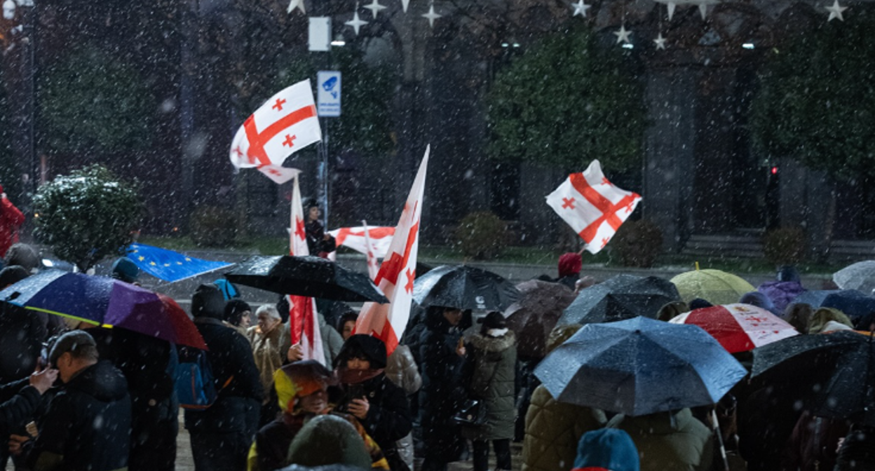 Участники акции протеста у парламента Грузии. Скриншот фото Publika от 18.01.26, https://www.facebook.com/photo?fbid=1657217742344436&set=pcb.1657217809011096 (деятельность компании Meta, владеющей соцсетью, запрещена в России).