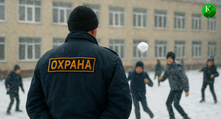 Школьный охранник зимой. Иллюстрация создана «Кавказским узлом» с помощью ИИ в программе Copilot