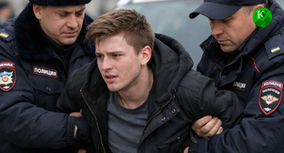 Сотрудники полиции задерживают подростка. Иллюстрация создана 