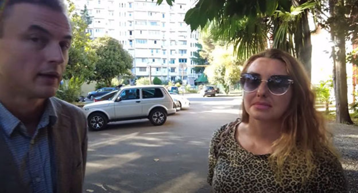 Адвокат Сергей Костюк и дольщица Алла Соболева. Кадр видео YouTube-канала "С открытым забралом"