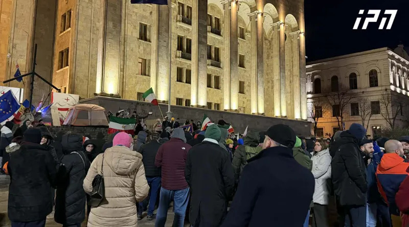 Участники акции у парламента Грузии 21.01.2025  Фото: Interpressnews / https://www.interpressnews.ge/ka/article/859953-parlamenttan-saprotesto-akcia-mimdinareobs