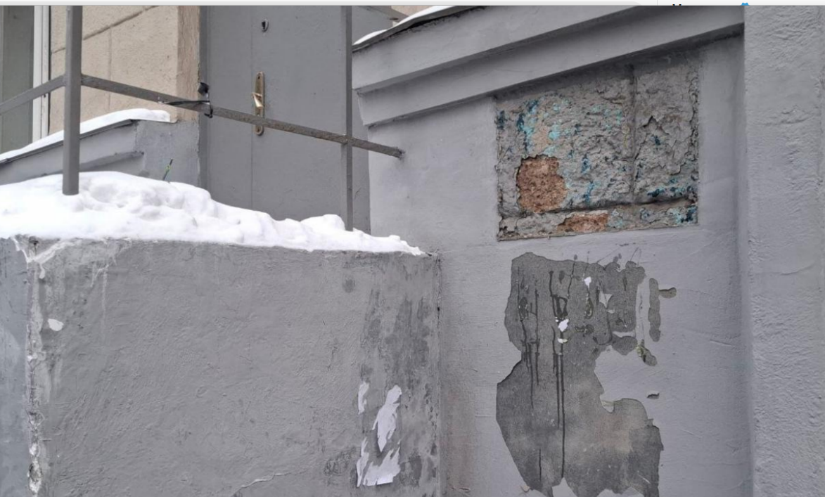 Подъезд дома Политковской. Скриншот фото "Медиазоны" от 24.01.26, https://t.me/mediazzzona/27249.