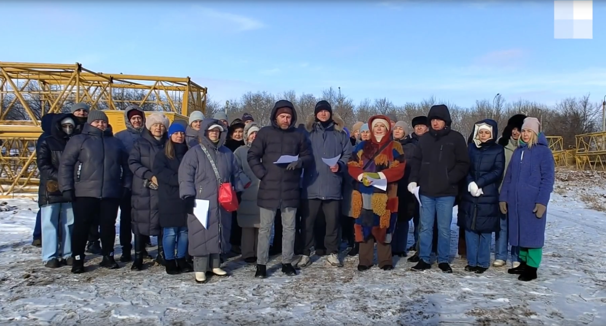Жители дома ЖК "Адмиралтейский" в Красноармейском районе жалуются га строительство высотки. Фото: Волгоград Онлайн / https://v1.ru/text/gorod/2026/01/27/76234803/
