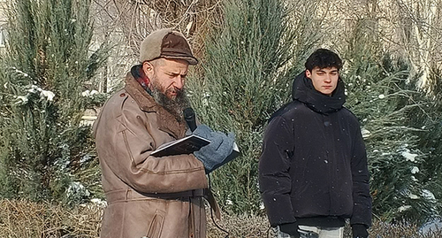 Равин Зельман читает поминальную молитву. 27 января 2026 г. Фото корреспондента "Кавказского узла"