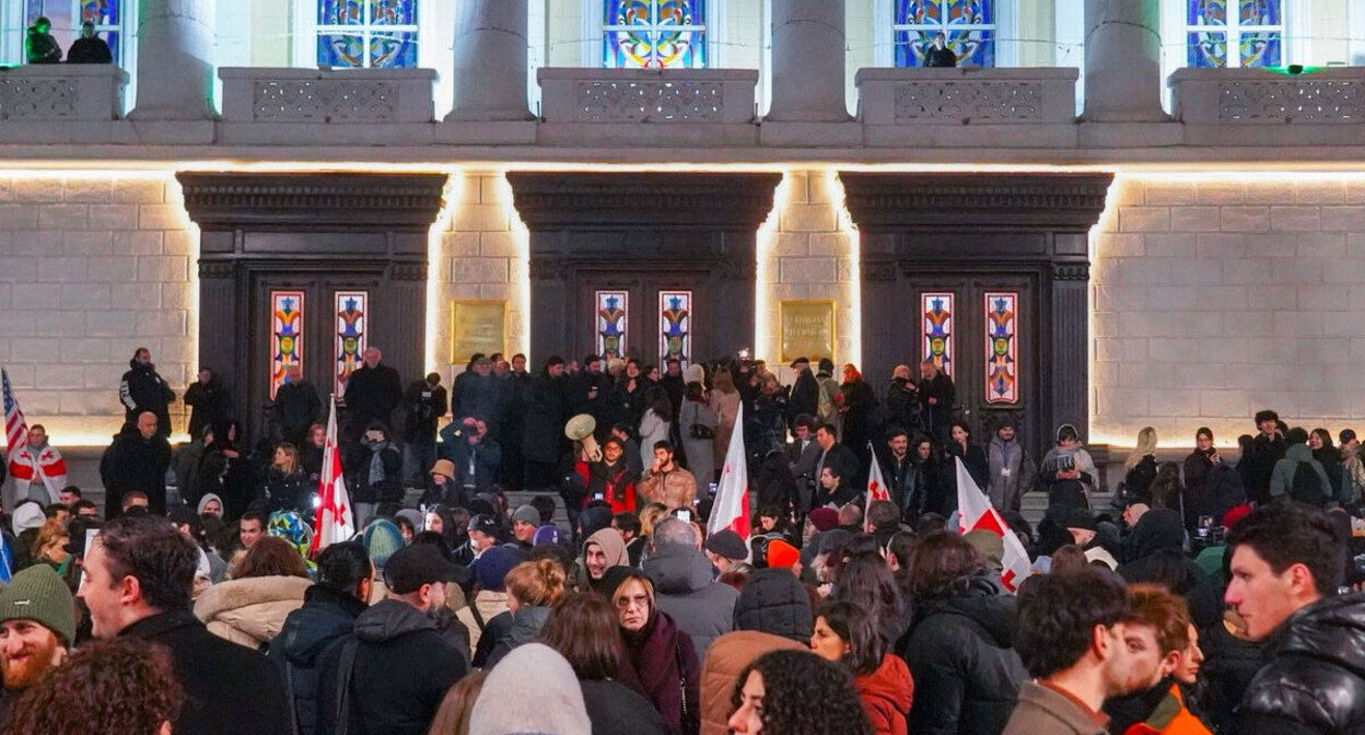 Протестующие студенты у здания Грузинского технического университета. Фото: Mo Se / Mtavari