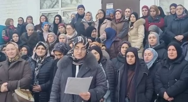 Обращение родителей учеников гимназии. Стоп-кадр видео "Черновик 2.0" от 01.02.25, https://t.me/chernovik_new/7170.