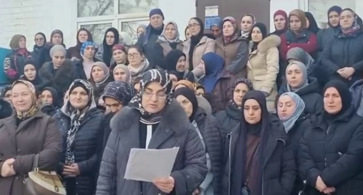 Обращение родителей учеников гимназии. Стоп-кадр видео "Черновик 2.0" от 01.02.25, https://t.me/chernovik_new/7170.