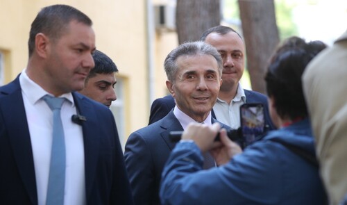 Бидзина Иванишвили, 4 октября 2025 года принимает участие в муниципальных выборах. Фото Facebook "Грузинской мечты". деятельность компании Meta (владеет Facebook, Instagram и WhatsApp) запрещена в России.