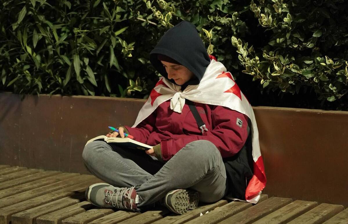 Участник акции на проспекте Руставели. Фото: Nino Kikvadze / Publika 