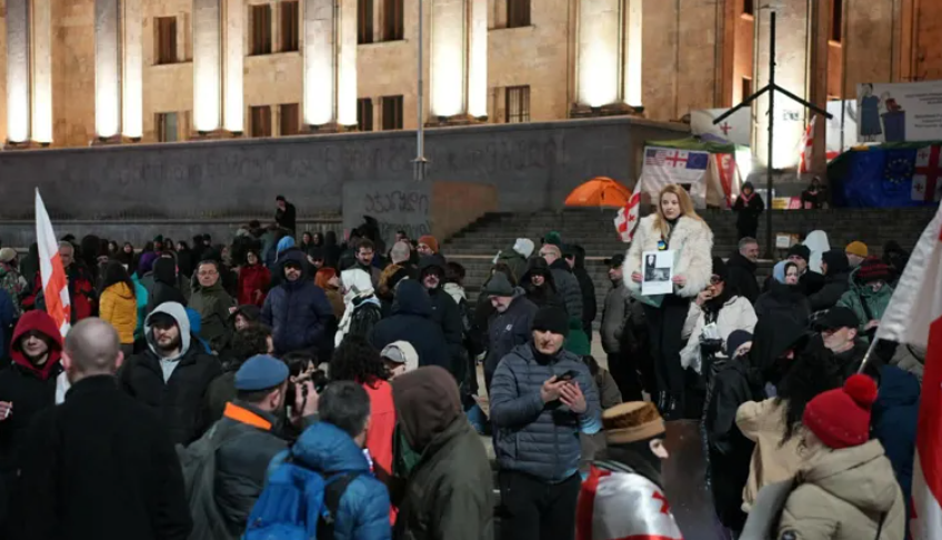 Протест у парламента Грузии. Скриншот фото "Интерпрессньюс" от 08.02.26, https://www.interpressnews.ge/ka/article/861372-sakartvelos-parlamenttan-saprotesto-akcia-mimdinareobs.