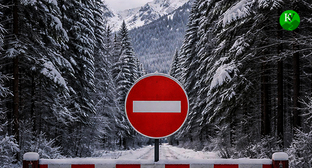 Знак о запрете проезда. Иллюстрация создана «Кавказским узлом» с помощью ИИ в программе Copilot