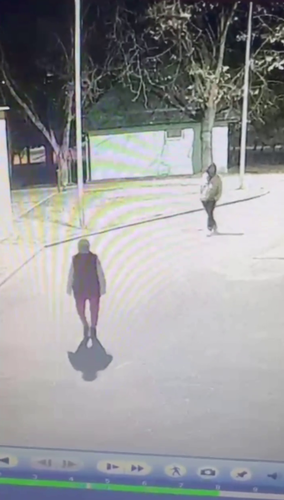 Кадр Рустам Ногмов следует за пенсионеркой Ниной Селезневой до ее убийства . Фото: Газета Юга / Telegram-канал