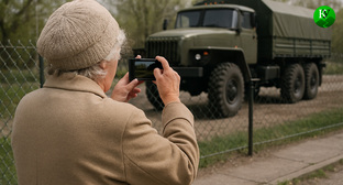 Пенсионерка фотографирует военную технику. Иллюстрация создана «Кавказским узлом» с помощью ИИ в программе Copilot