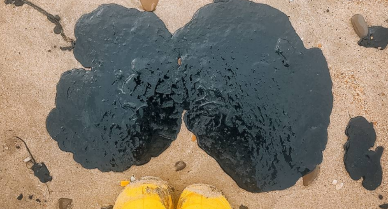 Мазут на Бугазской косе. Скриншот фото "Добровольцы ССЛ" от 20.02.26, https://t.me/setisitolopata/2606.