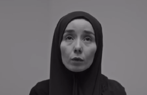 Мать мальчика. Стоп-кадр видео со страницы в соцсети, посвященной сбору средств на лечение мальчика.