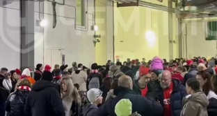 Болельщики в ожидании матча РПЛ. Стоп-кадр видео "Чемпионат" от 01.03.26, https://t.me/champkrugi/2107.