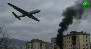 БПЛА и поврежденные дома. Иллюстрация создана «Кавказским узлом» с помощью ИИ в программе Copilot