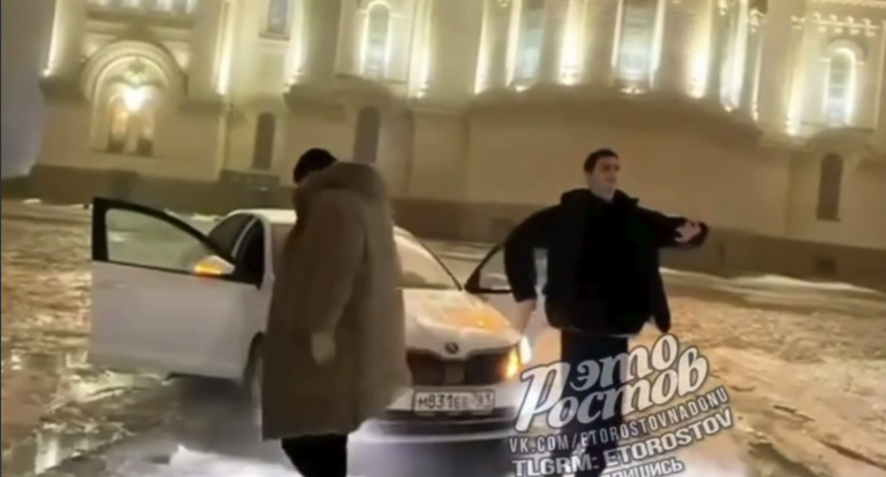 Кадр трое молодых людей танцуют у кафедрального собора. Фото: Donnews / Telegram-канал