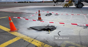 Обломки дрона. 5 марта 2026 г. Фото: APA https://ru.apa.az/incident/v-rezultate-udarov-iranskix-dronov-povrezdena-takze-vzlyotno-posadocnaya-polosa-naxcyvanskogo-aeroporta-foto-639247