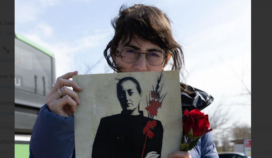 Участница акции с портретом Мзии Амаглобели. Скриншот фото https://t.me/paperkartuli/26377/
