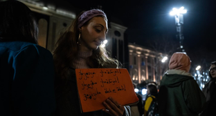 Стоп-кадр: "Участница протеста в Тбилиси 469-й день подряд". Фото: Publika / https://www.facebook.com/photo?fbid=1702986737767536&set=pcb.1702986831100860