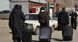 Переход границы. Скриншот фото https://caliber.az/post/grazhdane-46-gosudarstv-evakuirovany-iz-irana-cherez-armeniyu